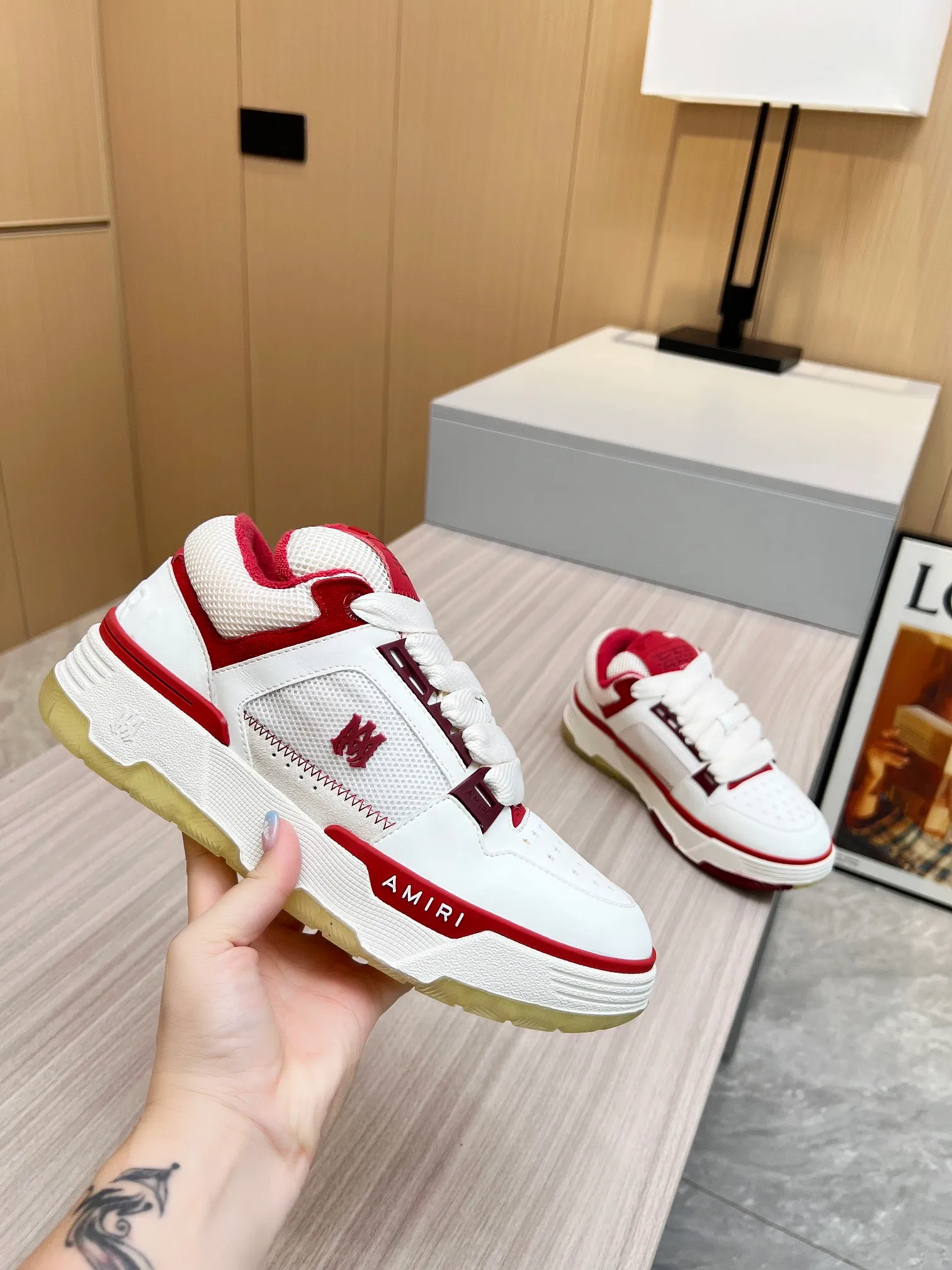 p620💰Men's shoes Amiri Emile's 2023 spring and summer new MA-1 bread shoes, couple models, casual sports shoes, sneakers Amiri gave up the rock punk style in the new season and used a large number of unsaturated colors, Morandi tones, whether you see or wear them, it will make people very happy. The large tongue of the bread shoes continues, shortens the length of the shoe body, thickens the midsole, and the toe part is more rounded. Amiri's brand letters and MA logo appear on the side of the shoe. Fabric: Original customized imported first-layer cowhide + mesh. Lining: Original customized breathable towel lining. Outsole. Foam combination material. Bottom thickness: 4CM. Size: Men's 39-45